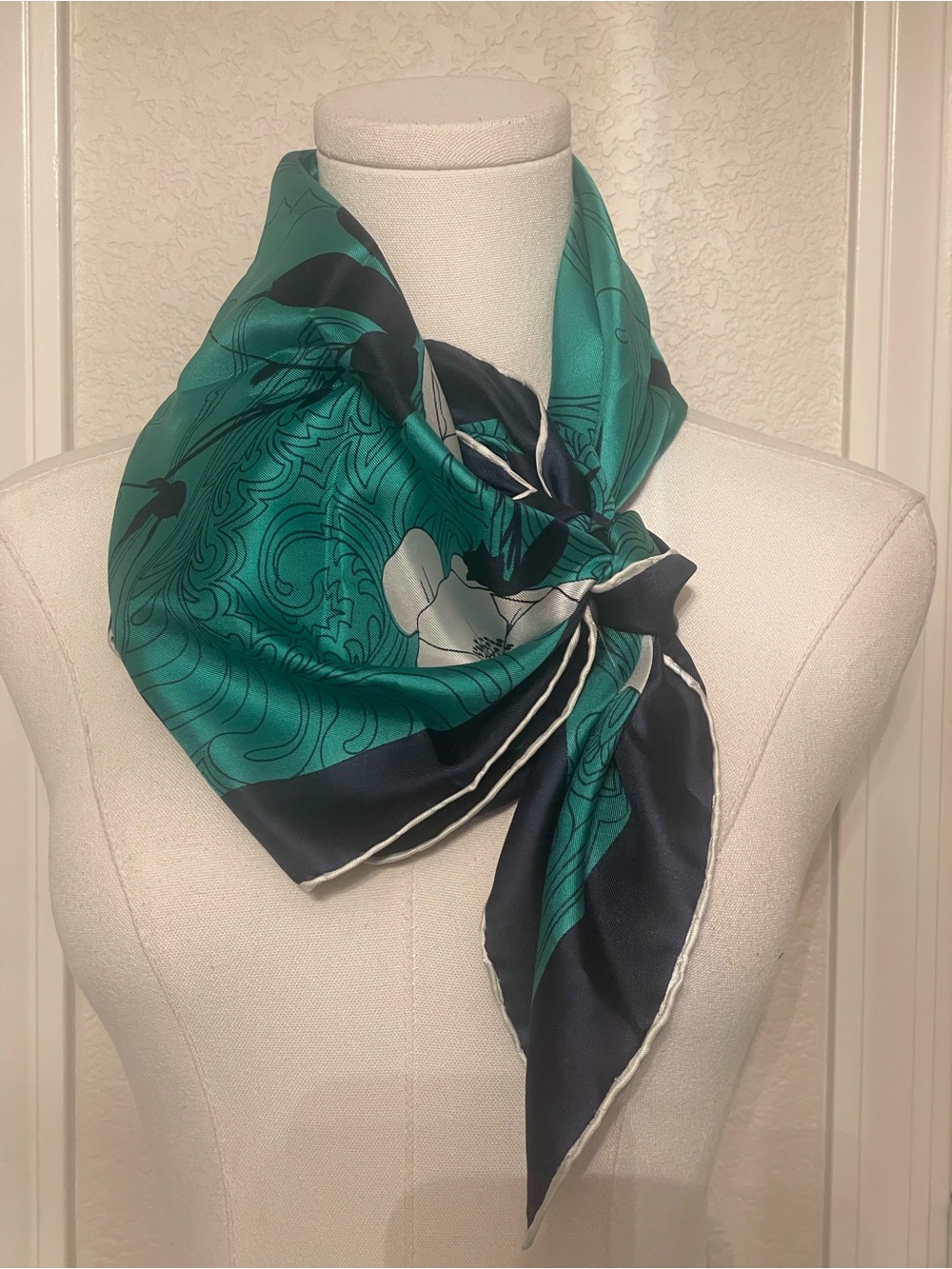 Elizabeth Roma – Vintage Silk Carre Scarf – Emerald Graphic Botanical – 31”x31” - Picture 3 of 10
